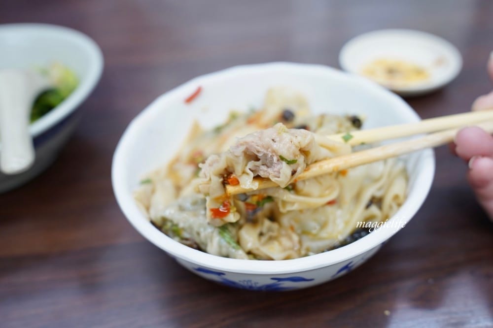 台北忠孝敦化美食｜楊記大餛飩，台北東區統領旁，在地人必吃的超級巨大餛飩，跟手掌一樣大。