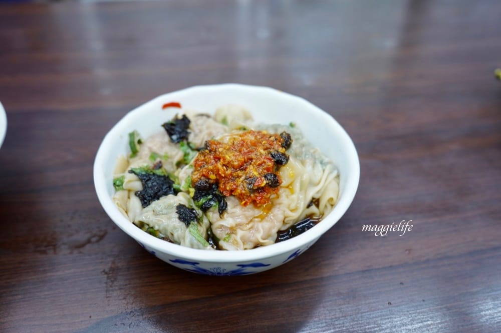 台北忠孝敦化美食｜楊記大餛飩，台北東區統領旁，在地人必吃的超級巨大餛飩，跟手掌一樣大。