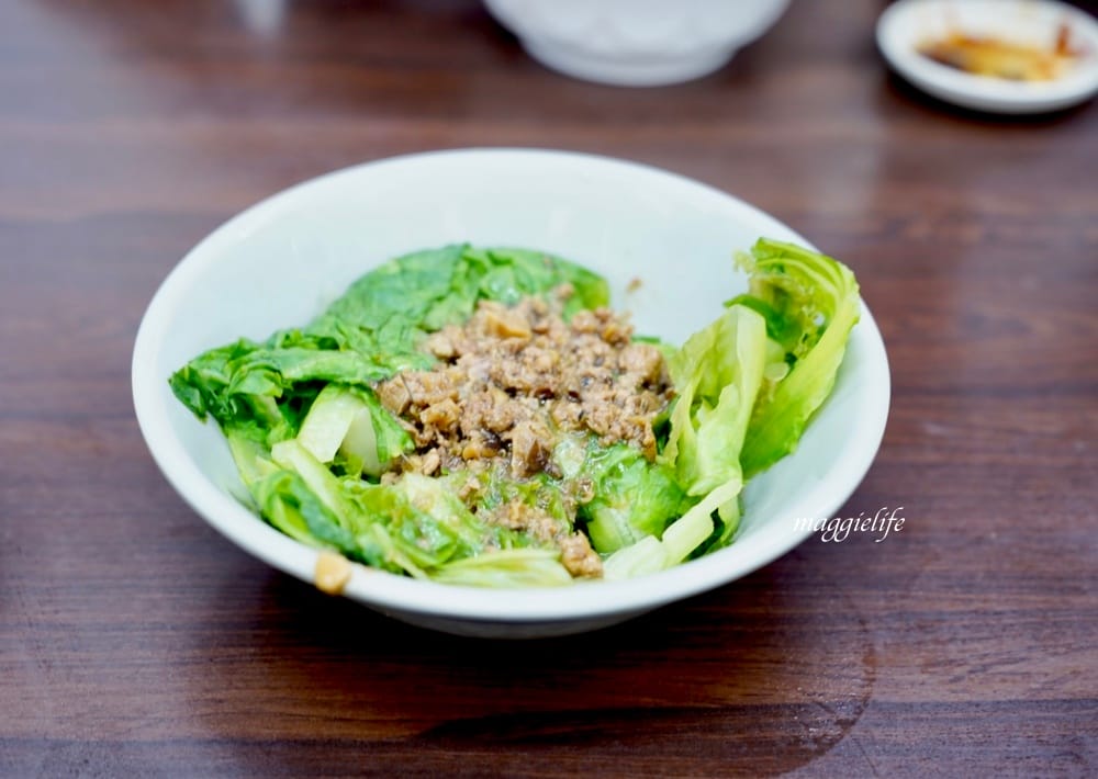台北忠孝敦化美食｜楊記大餛飩，台北東區統領旁，在地人必吃的超級巨大餛飩，跟手掌一樣大。