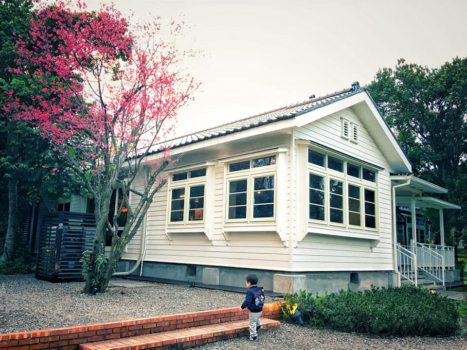 台北陽明山草山門市星巴克Starbucks,在純白美軍宿舍草山小鎮喝咖啡可以賞櫻,有野餐墊,不限時有插座有WIFI