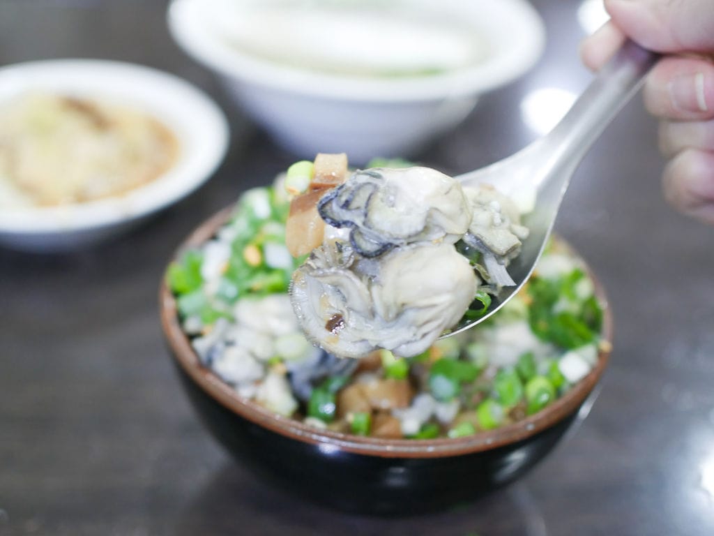 阿義滷肉飯，萬華華西街必吃超浮誇蚵仔滷肉飯，台北必吃滷肉飯之一，超過50年老店