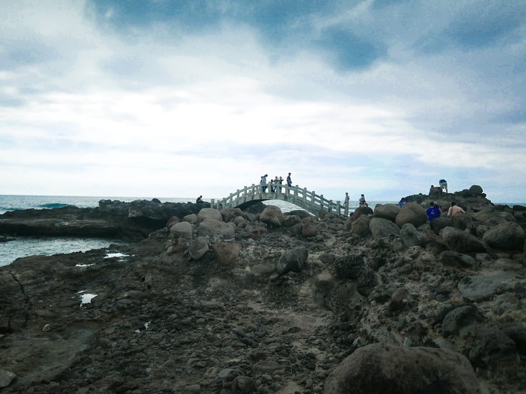 新北石門一日遊，石門洞潮間帶可以抓螃蟹貝殼沙灘超美的，免費景點