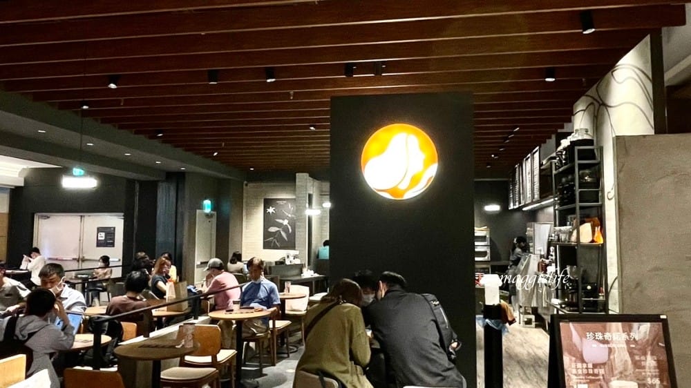 南港咖啡廳｜台北南港最美蔦屋書店X路易莎咖啡，南港站有插座有WIFI不限時有景觀咖啡， 還可以看三本書店的書！