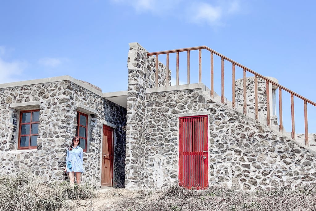 澎湖景點|菓葉灰窯，西湖鄉IG打卡熱門景點，白色城堡玄武岩灰窯小屋搭配藍天大海超好拍！