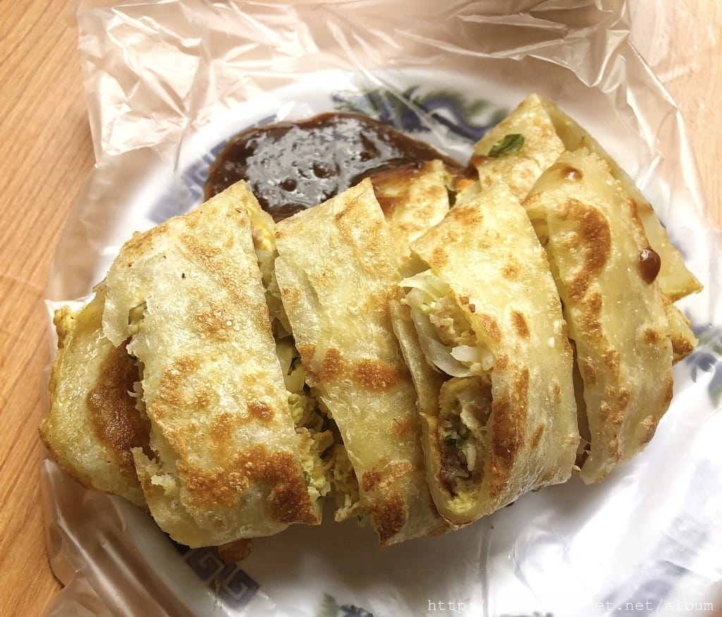 秦小姐豆漿店，杏仁豆漿鹹豆漿，獅子頭蛋餅必吃，小巨蛋超級熱門排隊店