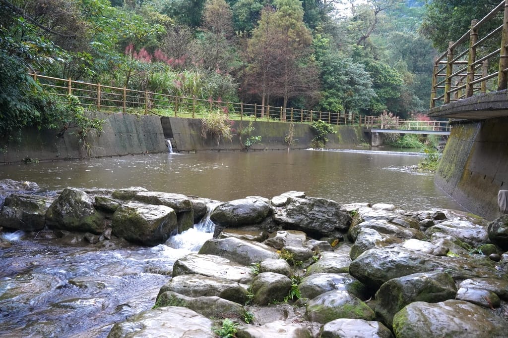 基隆景點｜台版亞馬遜河，瑪陵坑溪，富民親水公園，基隆IG打卡秘境，一秒到日本河谷，親子玩水賞桐花！