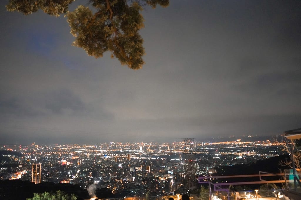 台北景點｜草山夜未眠， 陽明山夜景餐廳，無敵百萬夜景，旋轉木馬，情侶約會情人節必去聖地！