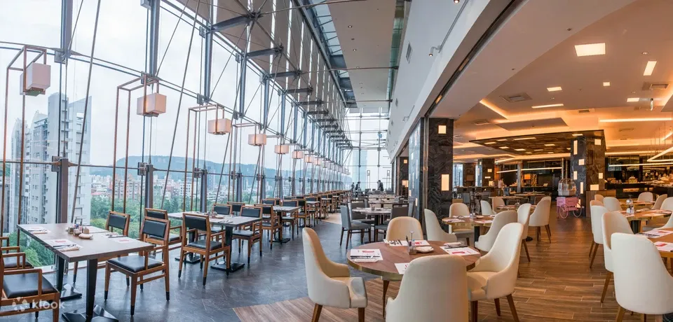 台北漢來海港吃到飽，溫生蠔旭蟹海港直送，紅白酒喝到飽配魚子醬鵝肝爽