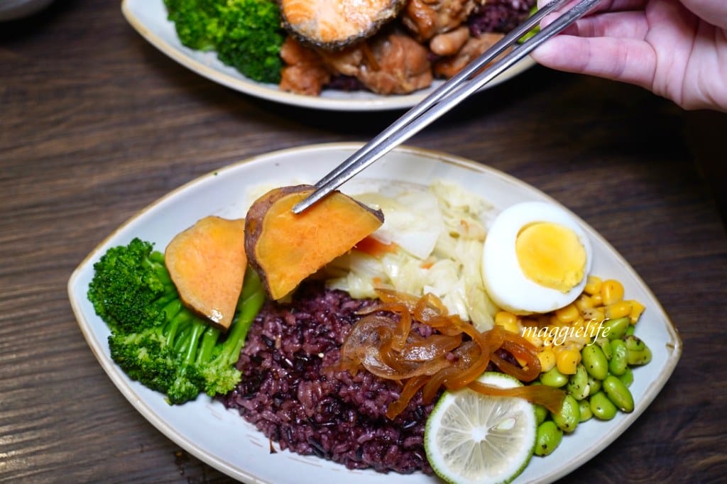 [板橋府中美食] 低GI.com精緻低卡餐盒板橋店，清爽不油膩又健康，超級划算振興100元餐盒，超人氣雙主餐直接吃起來/外帶