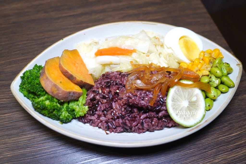 [板橋府中美食] 低GI.com精緻低卡餐盒板橋店，清爽不油膩又健康，超級划算振興100元餐盒，超人氣雙主餐直接吃起來/外帶