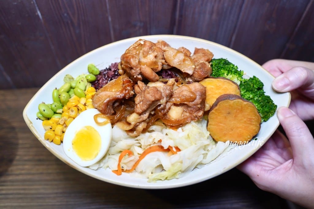 [板橋府中美食] 低GI.com精緻低卡餐盒板橋店，清爽不油膩又健康，超級划算振興100元餐盒，超人氣雙主餐直接吃起來/外帶