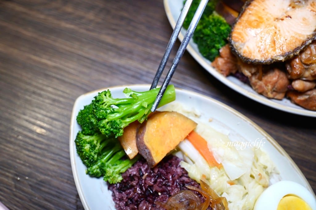 [板橋府中美食] 低GI.com精緻低卡餐盒板橋店，清爽不油膩又健康，超級划算振興100元餐盒，超人氣雙主餐直接吃起來/外帶