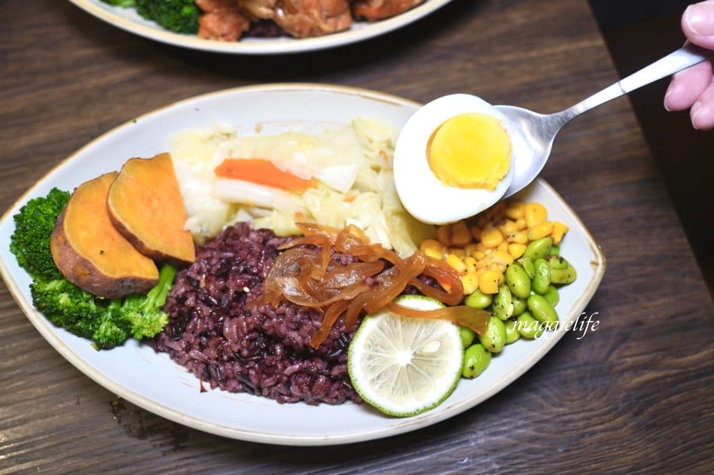 [板橋府中美食] 低GI.com精緻低卡餐盒板橋店，清爽不油膩又健康，超級划算振興100元餐盒，超人氣雙主餐直接吃起來/外帶