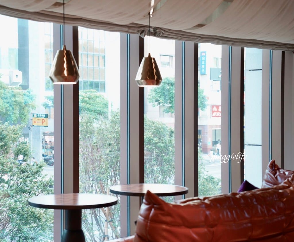 台北寒居酒店早餐，豐盛早午餐加上沙拉吧，優雅的環境觀賞落地窗外景觀，悠閒超CHILL的！