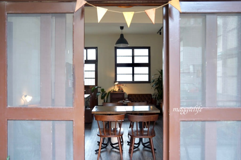 旭舊咖啡，藏在板橋巷弄復古老宅咖啡廳 ，有好吃的肉桂捲