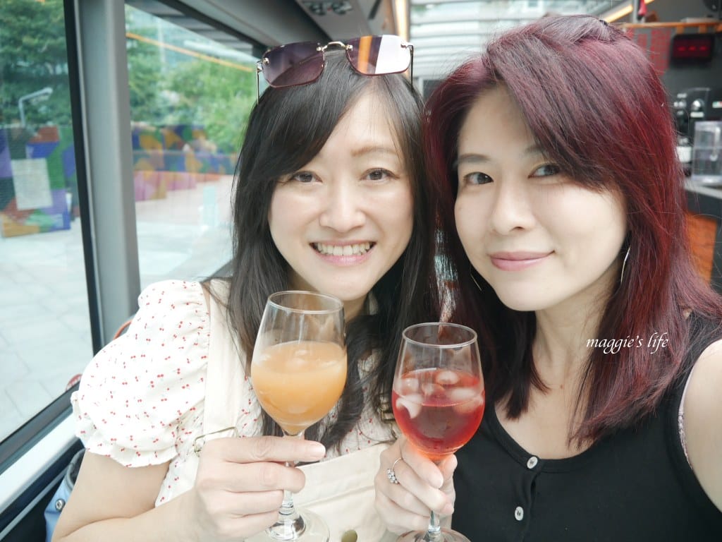 台北雙層觀光巴士台北市雙層餐車 ，最新菜單！搭乘全景透明天窗觀光巴士，享受W HOTEL套餐，欣賞著流動的台北市璀璨街景，超CHill！搭乘資訊/訂票