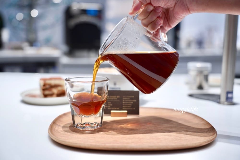 【信義區咖啡】CURISTA COFFEE奎士咖啡旗艦店市府站，純白色精簡風，圓弧形吧台打造百坪精品空間，有插座/可外帶！ @瑪姬幸福過日子