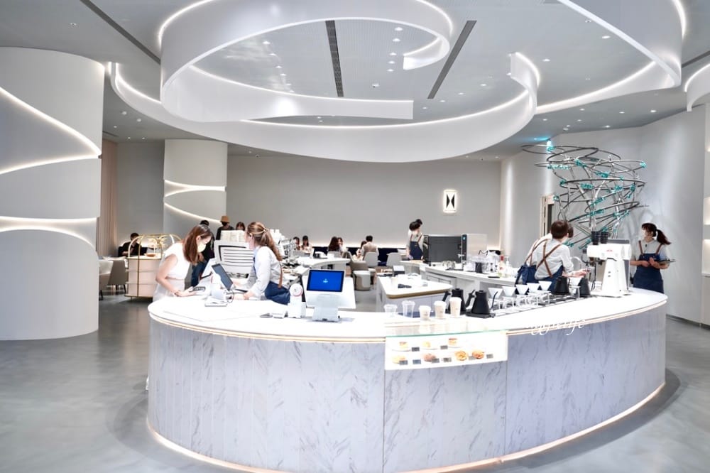 【信義區咖啡】CURISTA COFFEE奎士咖啡旗艦店市府站，純白色精簡風，圓弧形吧台打造百坪精品空間，有插座/可外帶！ @瑪姬幸福過日子