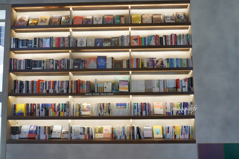 誠品生活時光限定店於土城登場！挑高五米清水模建築超好拍，500片黑膠牆，新店亮點一次看！