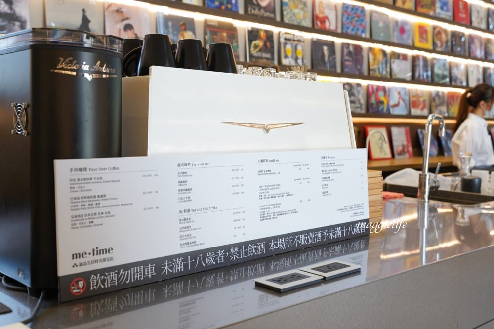 誠品生活時光限定店於土城登場！挑高五米清水模建築超好拍，500片黑膠牆，新店亮點一次看！