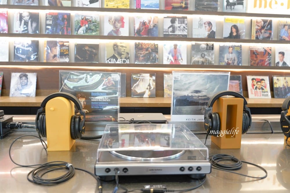 誠品生活時光限定店於土城登場！挑高五米清水模建築超好拍，500片黑膠牆，新店亮點一次看！