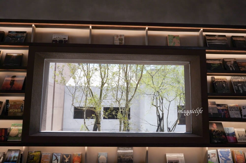 誠品生活時光限定店於土城登場！挑高五米清水模建築超好拍，500片黑膠牆，新店亮點一次看！