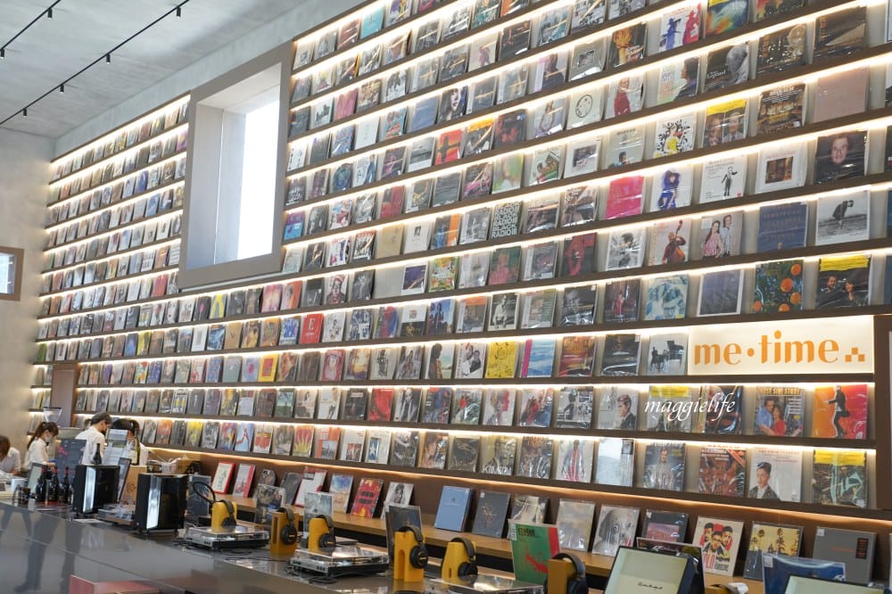 誠品生活時光限定店於土城登場！挑高五米清水模建築超好拍，500片黑膠牆，新店亮點一次看！