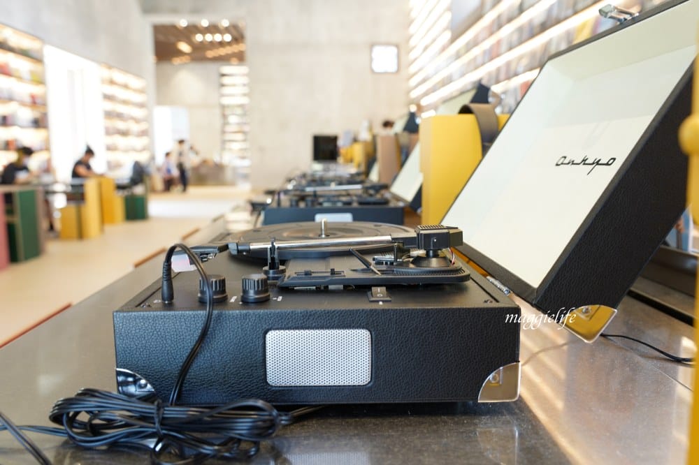 誠品生活時光限定店於土城登場！挑高五米清水模建築超好拍，500片黑膠牆，新店亮點一次看！