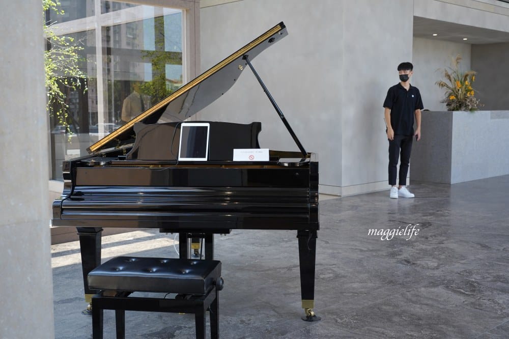 誠品生活時光限定店於土城登場！挑高五米清水模建築超好拍，500片黑膠牆，新店亮點一次看！