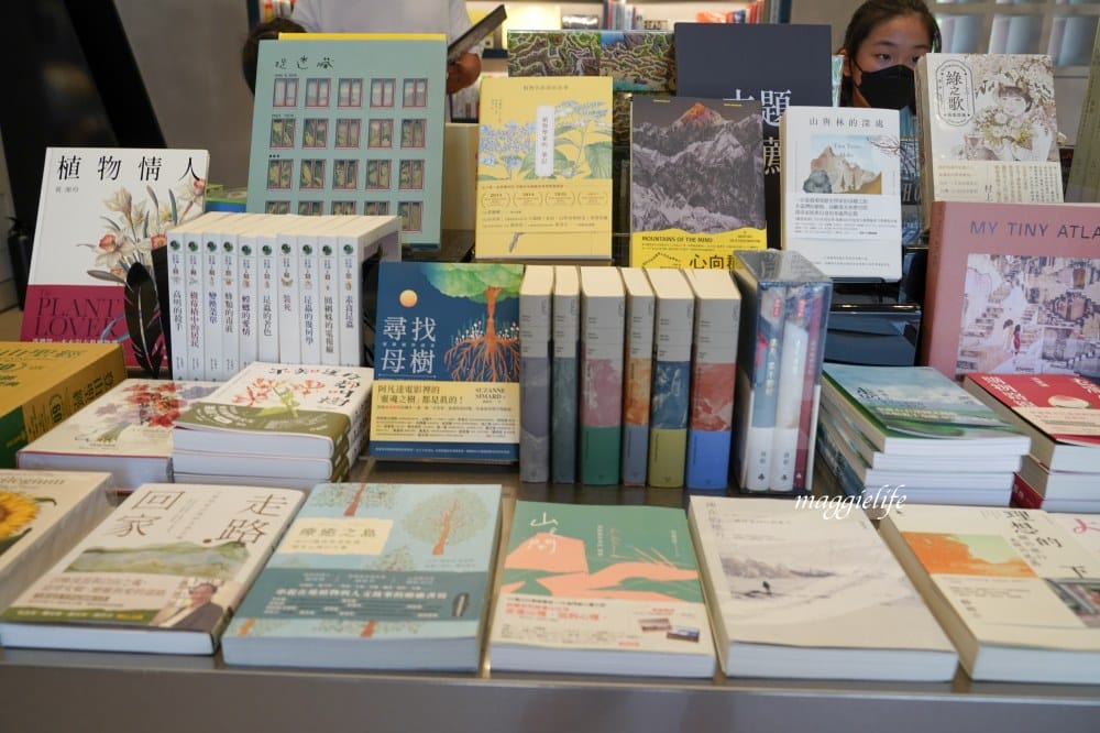 誠品生活時光限定店於土城登場！挑高五米清水模建築超好拍，500片黑膠牆，新店亮點一次看！