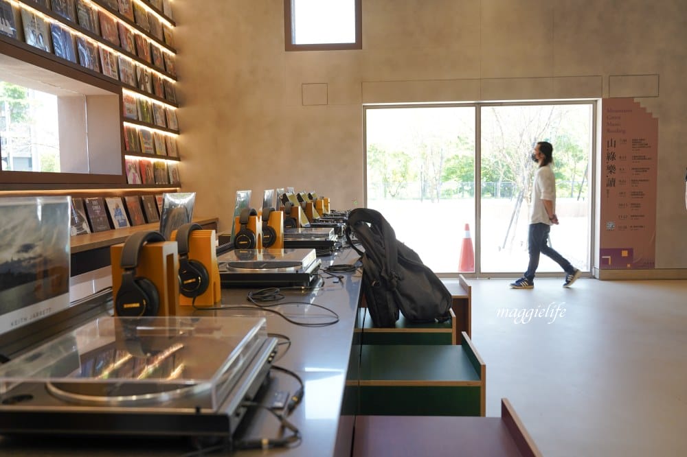 誠品生活時光限定店於土城登場！挑高五米清水模建築超好拍，500片黑膠牆，新店亮點一次看！