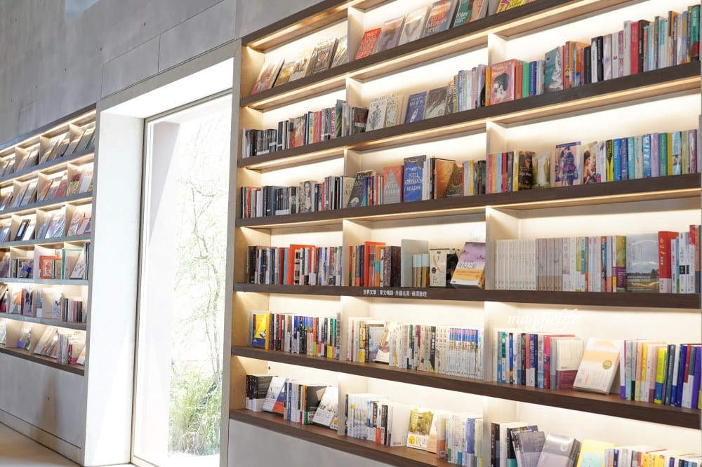 誠品生活時光限定店於土城登場！挑高五米清水模建築超好拍，500片黑膠牆，新店亮點一次看！