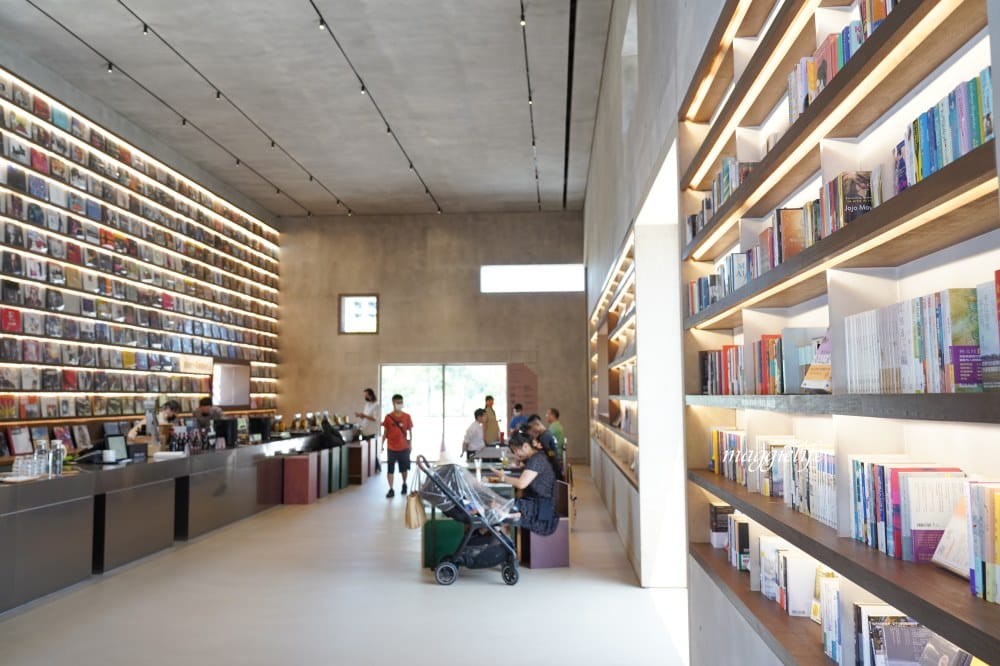 誠品生活時光限定店於土城登場！挑高五米清水模建築超好拍，500片黑膠牆，新店亮點一次看！