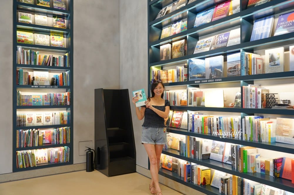 誠品生活時光限定店於土城登場！挑高五米清水模建築超好拍，500片黑膠牆，新店亮點一次看！