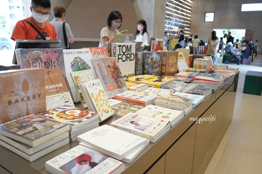 誠品生活時光限定店於土城登場！挑高五米清水模建築超好拍，500片黑膠牆，新店亮點一次看！