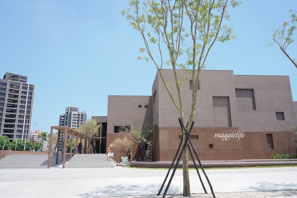 誠品生活時光限定店於土城登場！挑高五米清水模建築超好拍，500片黑膠牆，新店亮點一次看！