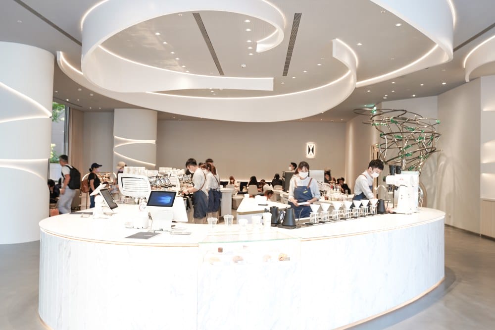 信義區咖啡|CURISTA COFFEE奎士咖啡旗艦店市府站,純白色精簡風,圓弧形吧台打造百坪精品空間,有插座/可外帶! - 第5張圖 信義區咖啡|CURISTA COFFEE奎士咖啡旗艦店市府站,純白色精簡風,圓弧形吧台打造百坪精品空間,有插座/可外帶!