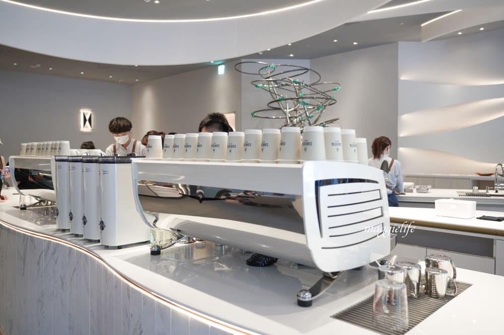 信義區咖啡｜CURISTA COFFEE奎士咖啡旗艦店市府站，純白色精簡風，圓弧形吧台打造百坪精品空間，有插座/可外帶！