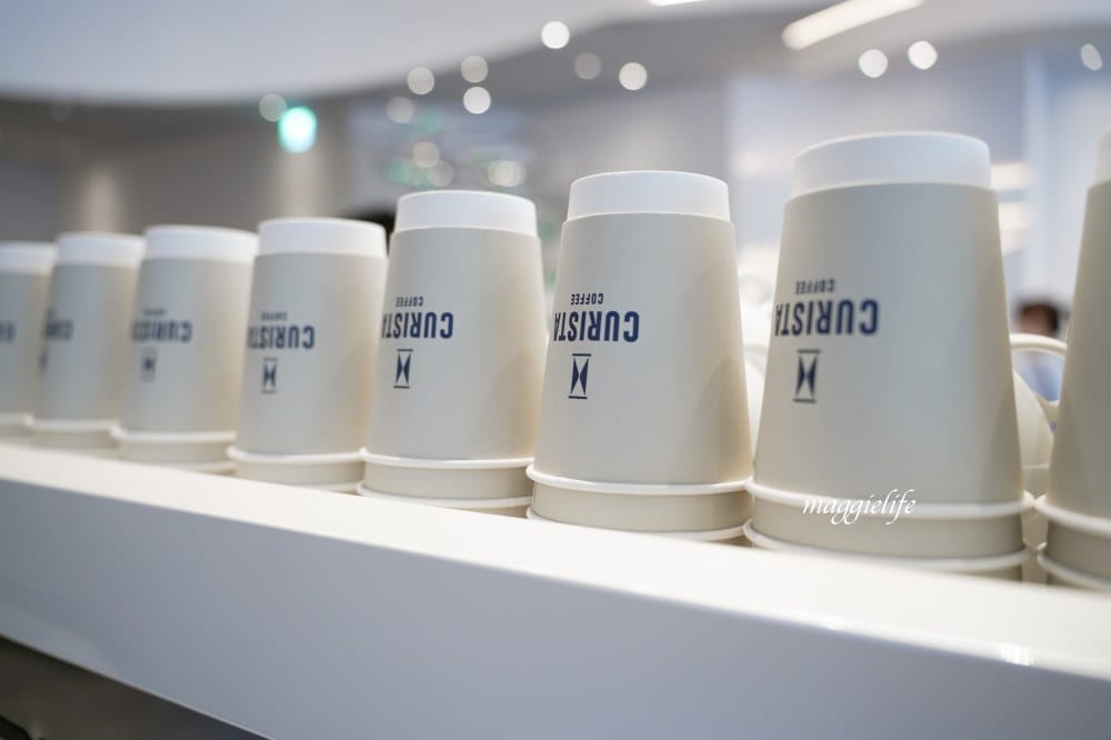 信義區咖啡｜CURISTA COFFEE奎士咖啡旗艦店市府站，純白色精簡風，圓弧形吧台打造百坪精品空間，有插座/可外帶！