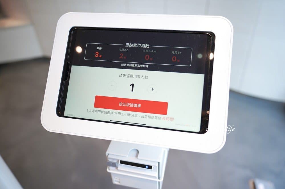信義區咖啡｜CURISTA COFFEE奎士咖啡旗艦店市府站，純白色精簡風，圓弧形吧台打造百坪精品空間，有插座/可外帶！