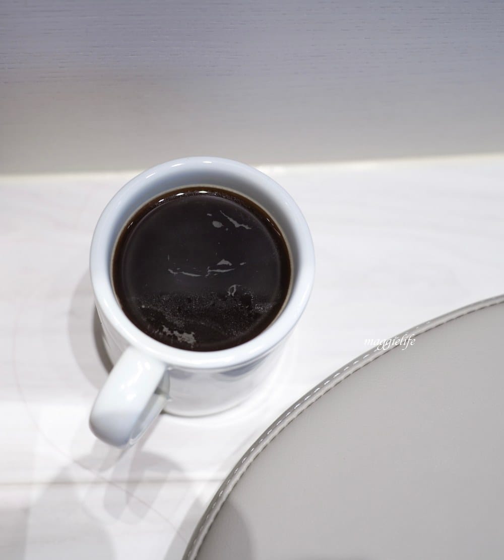 信義區咖啡｜CURISTA COFFEE奎士咖啡旗艦店市府站，純白色精簡風，圓弧形吧台打造百坪精品空間，有插座/可外帶！