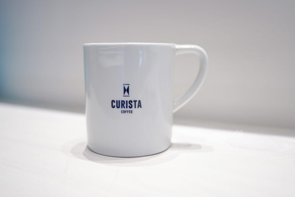 信義區咖啡｜CURISTA COFFEE奎士咖啡旗艦店市府站，純白色精簡風，圓弧形吧台打造百坪精品空間，有插座/可外帶！