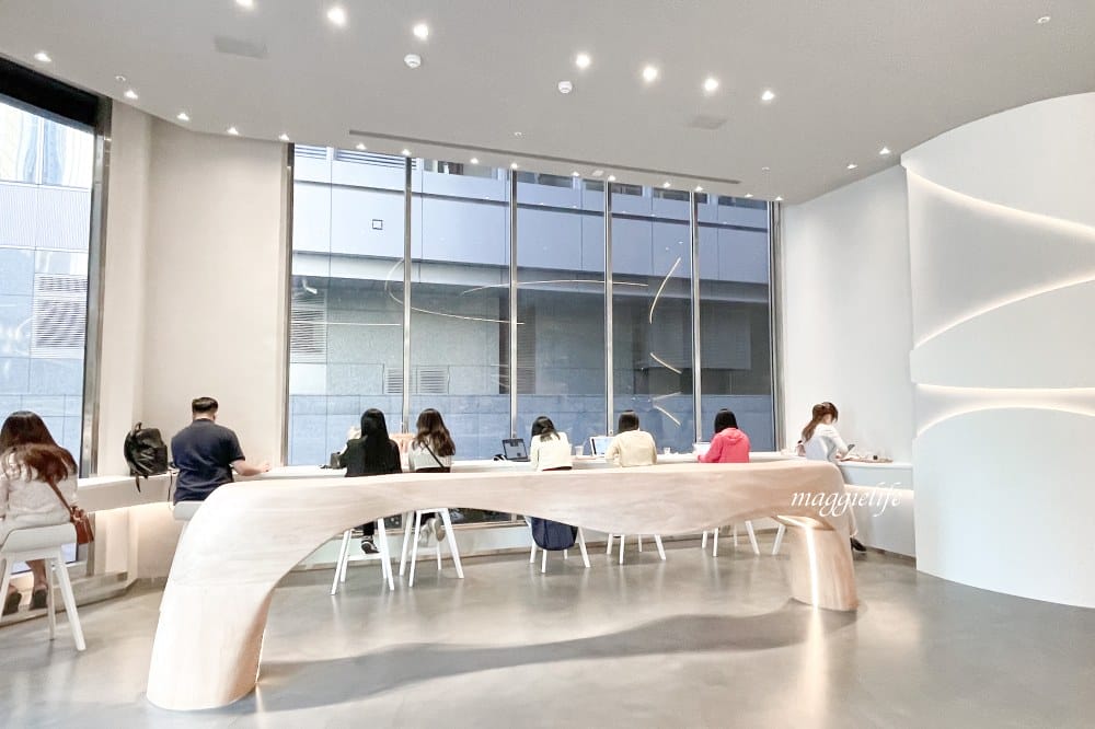 【信義區咖啡】CURISTA COFFEE奎士咖啡旗艦店市府站，純白色精簡風，圓弧形吧台打造百坪精品空間，有插座/可外帶！ @瑪姬幸福過日子