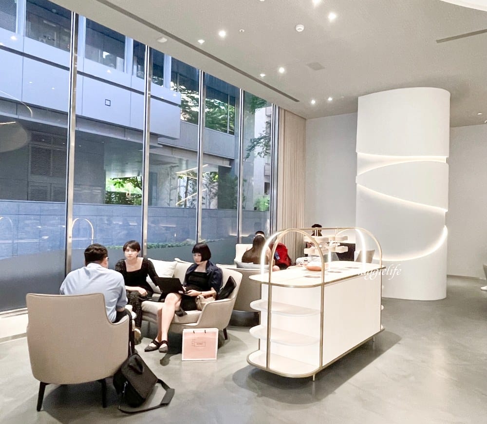 信義區咖啡|CURISTA COFFEE奎士咖啡旗艦店市府站,純白色精簡風,圓弧形吧台打造百坪精品空間,有插座/可外帶! - 第15張圖 信義區咖啡|CURISTA COFFEE奎士咖啡旗艦店市府站,純白色精簡風,圓弧形吧台打造百坪精品空間,有插座/可外帶!
