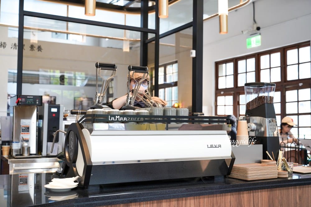 CAMA豆留文青台北松菸店開幕，古蹟老宅白天是咖啡晚上變為餐酒館，充滿了英倫風，市政府站咖啡。