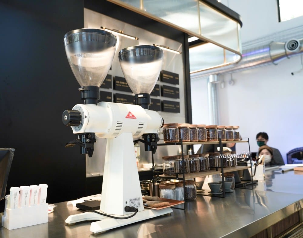 CAMA豆留文青台北松菸店開幕，古蹟老宅白天是咖啡晚上變為餐酒館，充滿了英倫風，市政府站咖啡。