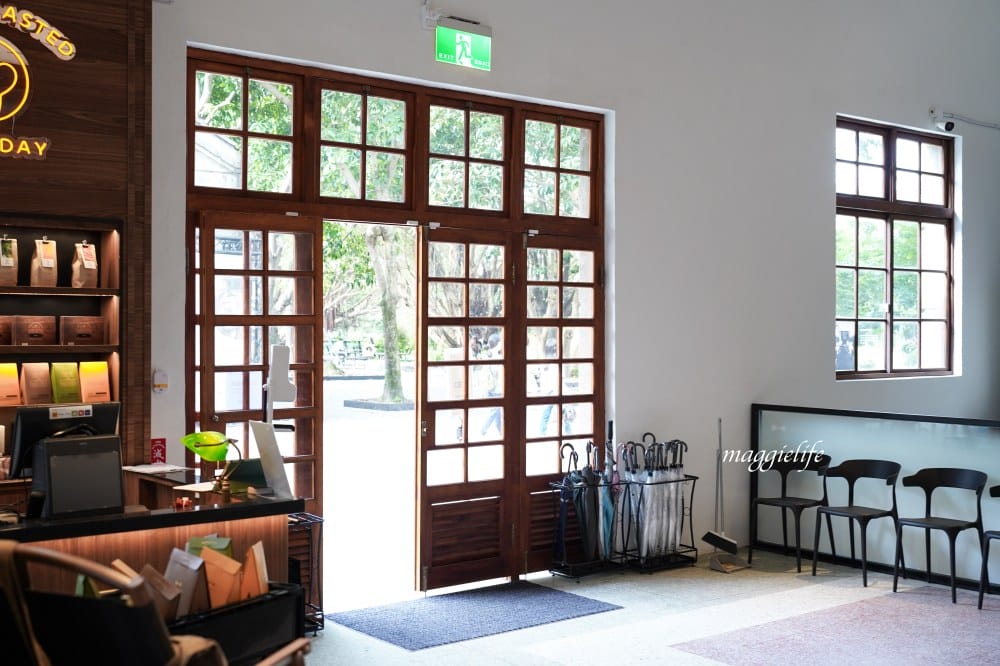 CAMA豆留文青台北松菸店開幕，古蹟老宅白天是咖啡晚上變為餐酒館，充滿了英倫風，市政府站咖啡。