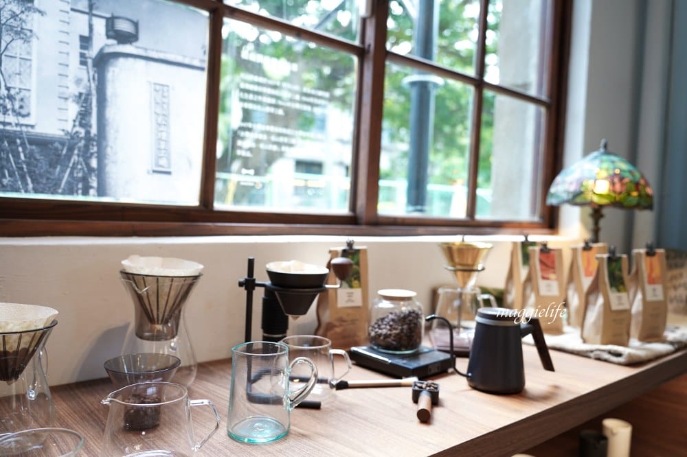 CAMA豆留文青台北松菸店開幕，古蹟老宅白天是咖啡晚上變為餐酒館，充滿了英倫風，市政府站咖啡。