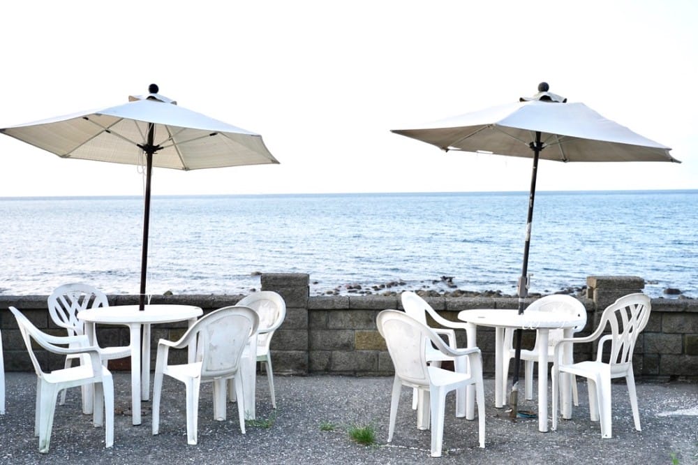 新北石門｜海堤咖啡，北海岸無敵海景咖啡廳，峇里島彩色小木屋，營業到半夜11點！