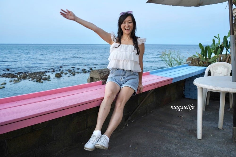 新北石門｜海堤咖啡，北海岸無敵海景咖啡廳，峇里島彩色小木屋，營業到半夜11點！